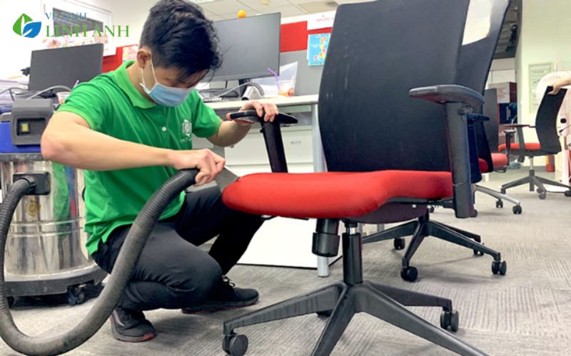 Dịch vụ vệ sinh ghế văn phòng chuyên nghiệp